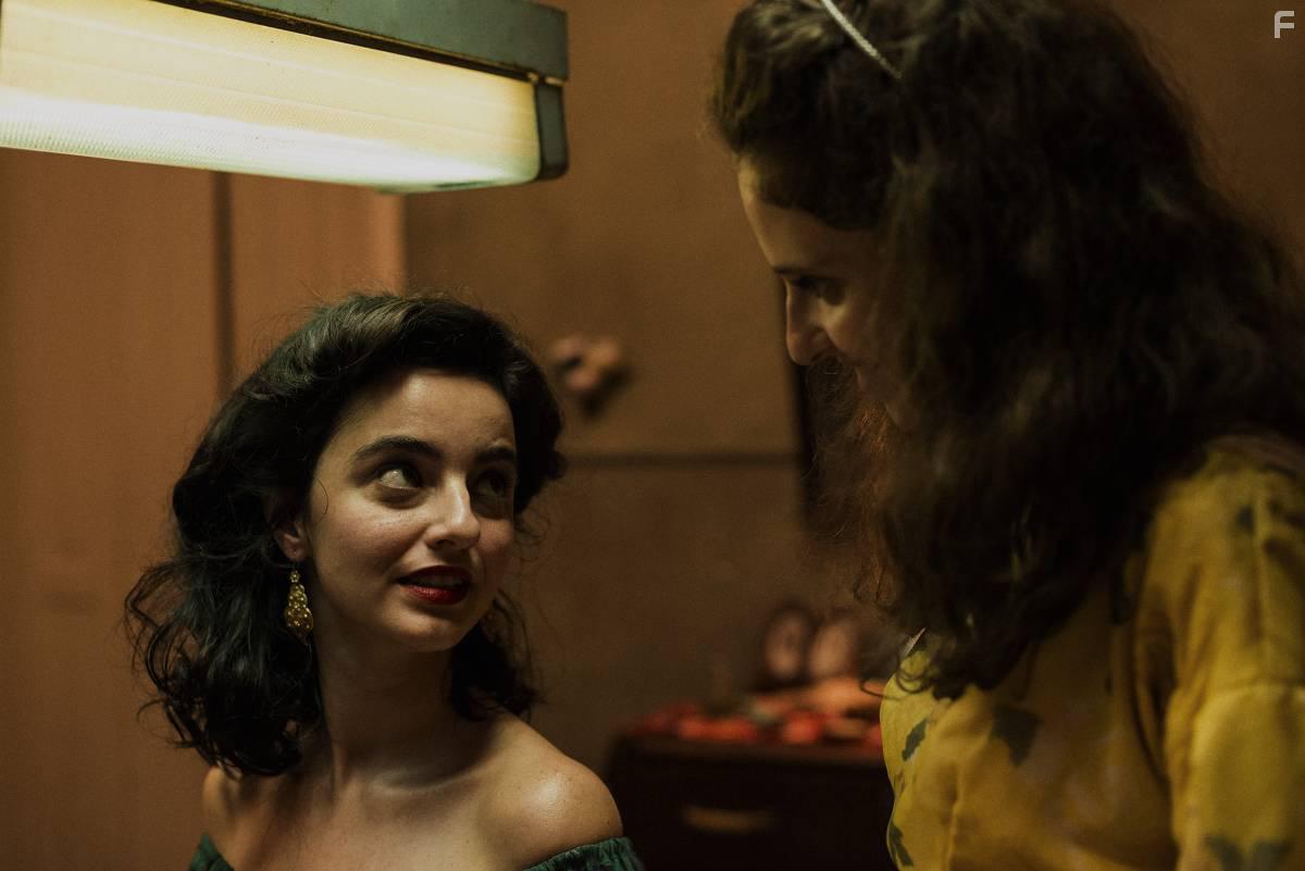 Julia Stockler and Carol Duarte in A Vida Invisvel (2019)