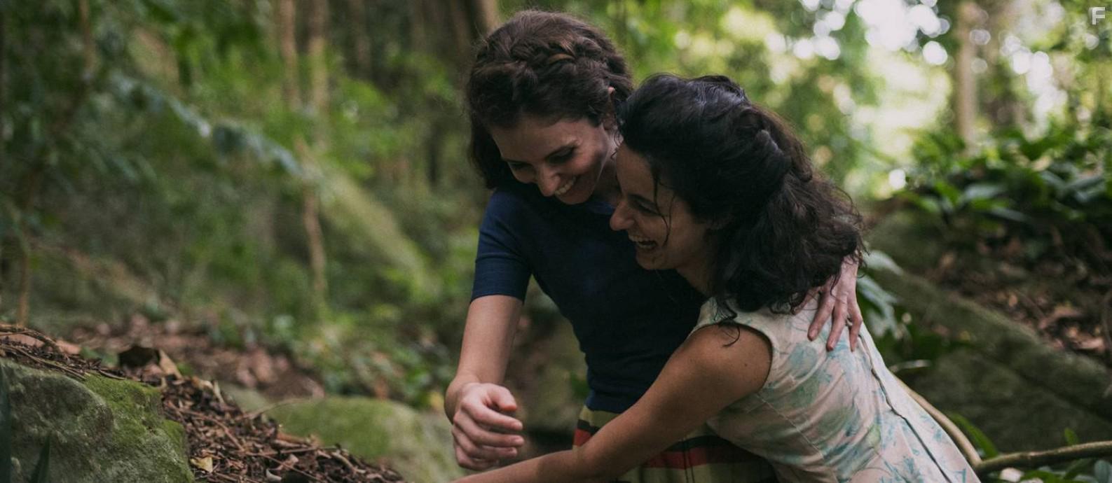 Julia Stockler and Carol Duarte in A Vida Invisvel (2019)
