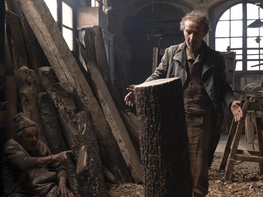 Roberto Benigni and Paolo Graziosi in Pinocchio (2019)