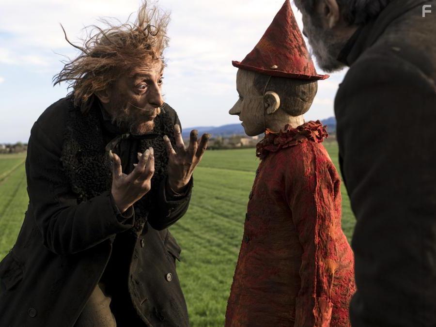Massimo Ceccherini and Federico Ielapi in Pinocchio (2019)