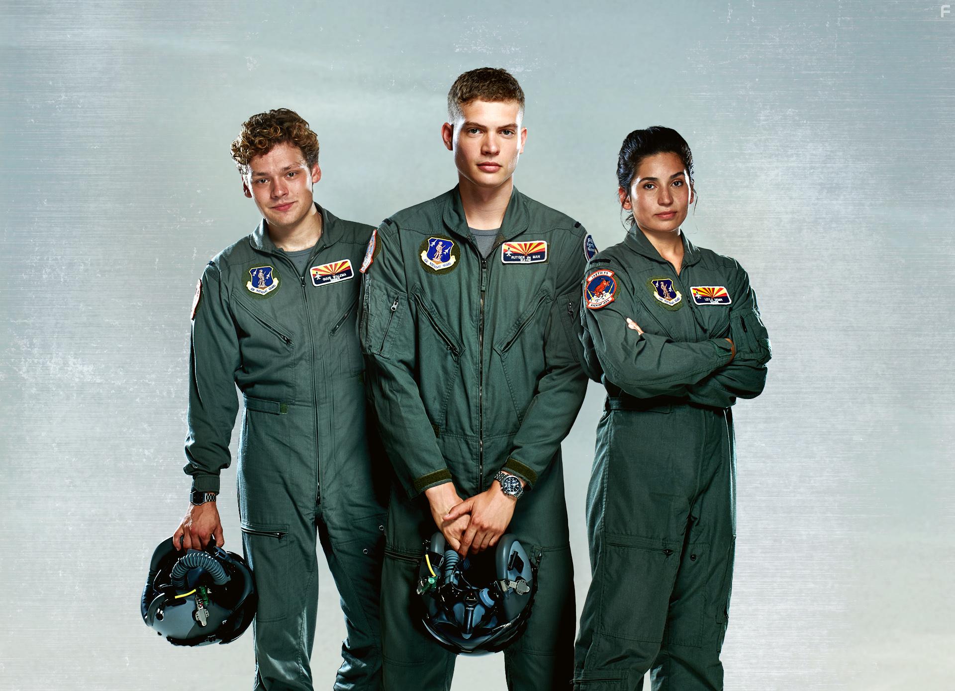 Soy Kroon, Josha Stradowski, and Sinem Kavus in Hoogvliegers (2020)