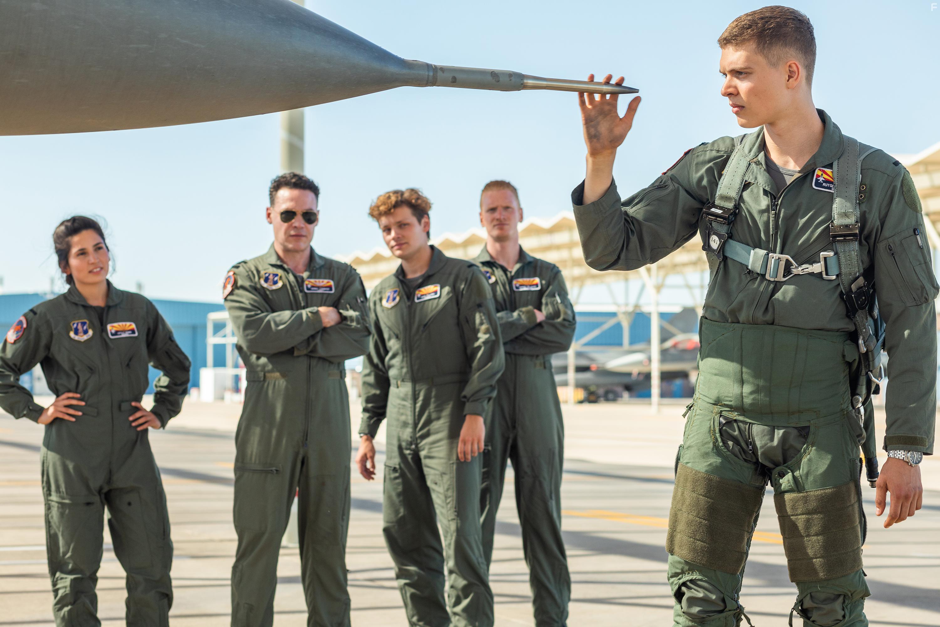 Soy Kroon, Josha Stradowski, and Sinem Kavus in Hoogvliegers (2020)