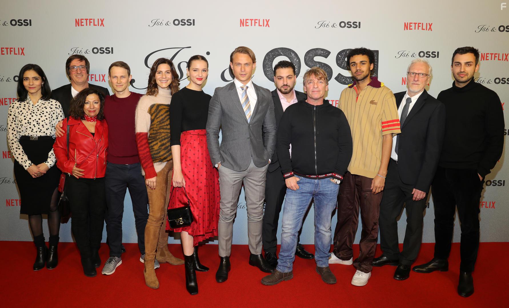 Susanna Capurso, Uwe Schott, Ernst Sttzner, Pegah Ferydoni, Christina Hecke, Langston Uibel, Dennis Mojen, Oliver Kienle, Lisa Vicari, Jorgo Narjes, and Walid Al-Atiyat in Isi & Ossi (2020)