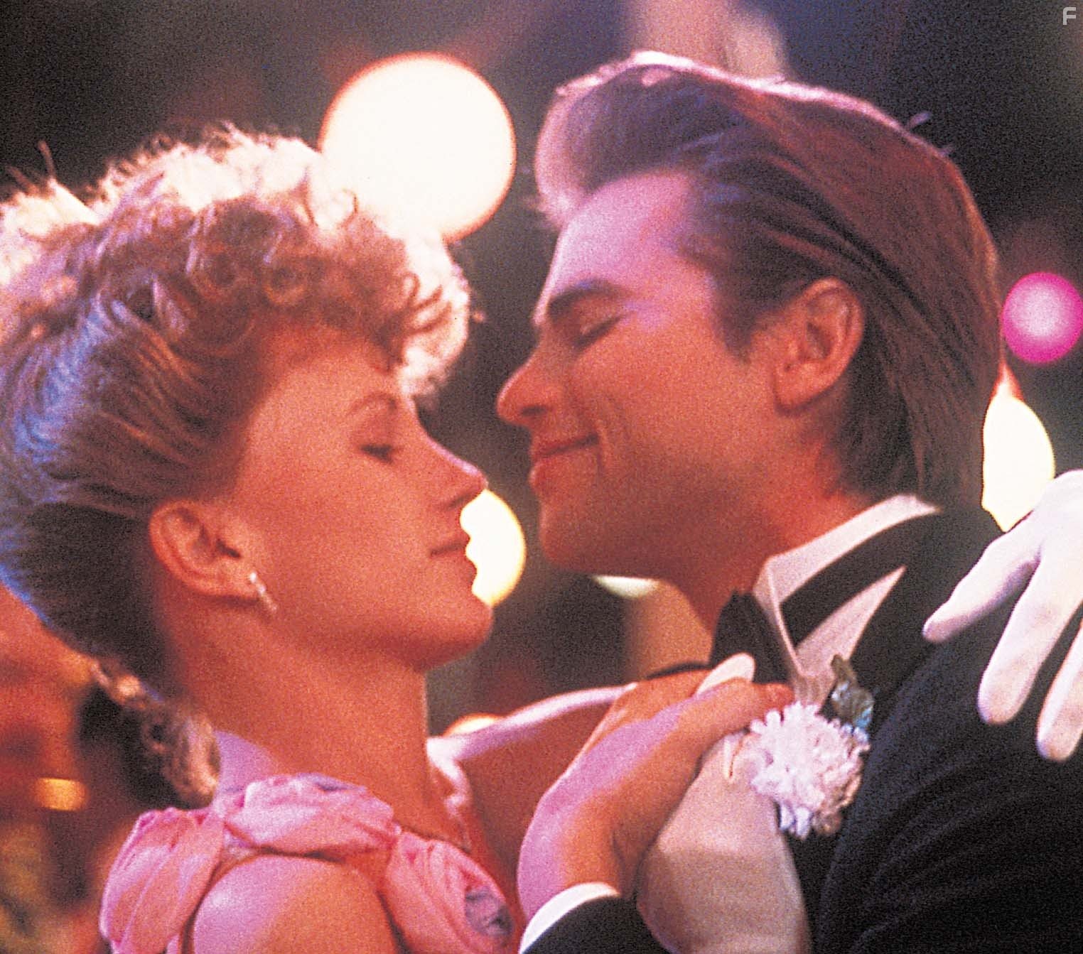 Deborah Goodrich and Clayton Rohner in Парень что надо (1985)