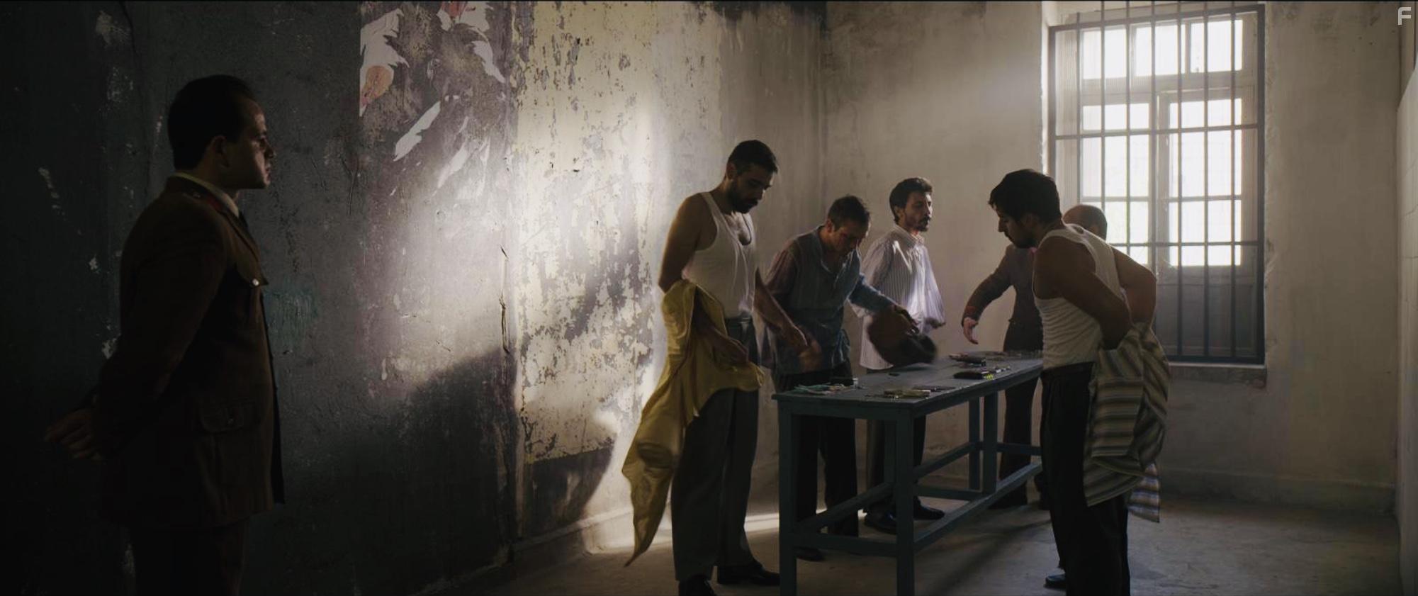 Yildiray Sahinler, Zafer Sahin, Ilker Aksum, Yurdaer Okur, Sarp Akkaya, Emre Yetim, and Aras Bulut Iynemli in Miracle in cell NO.7 (2019)