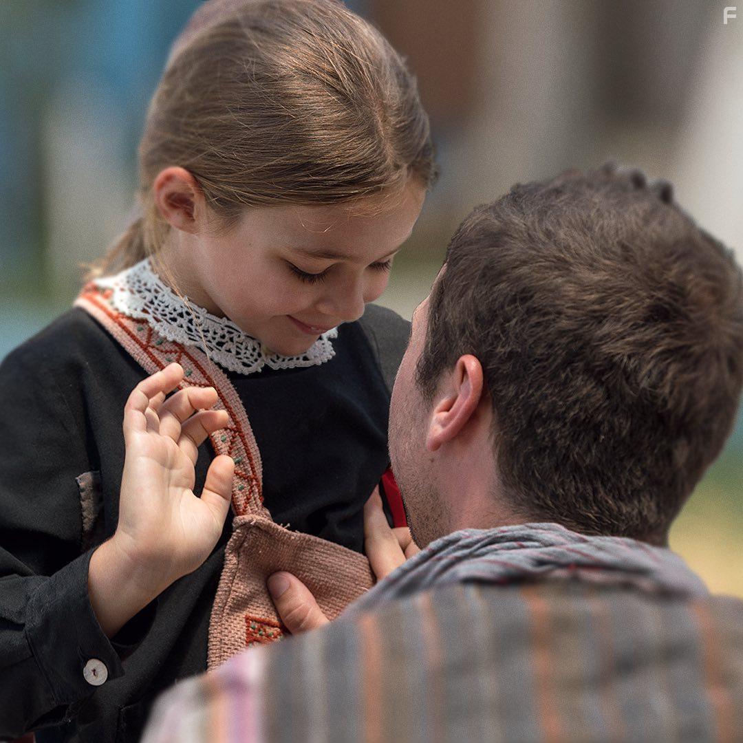 Aras Bulut Iynemli and Nisa Sofiya Aksongur in Miracle in cell NO.7 (2019)