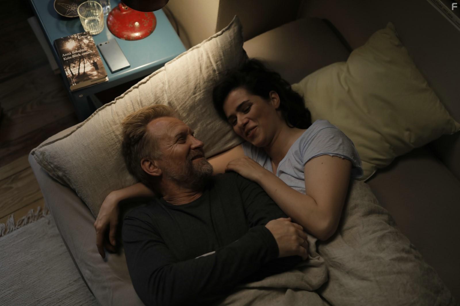 Ulrich Thomsen and Nora Tschirner in Gut gegen Nordwind (2019)