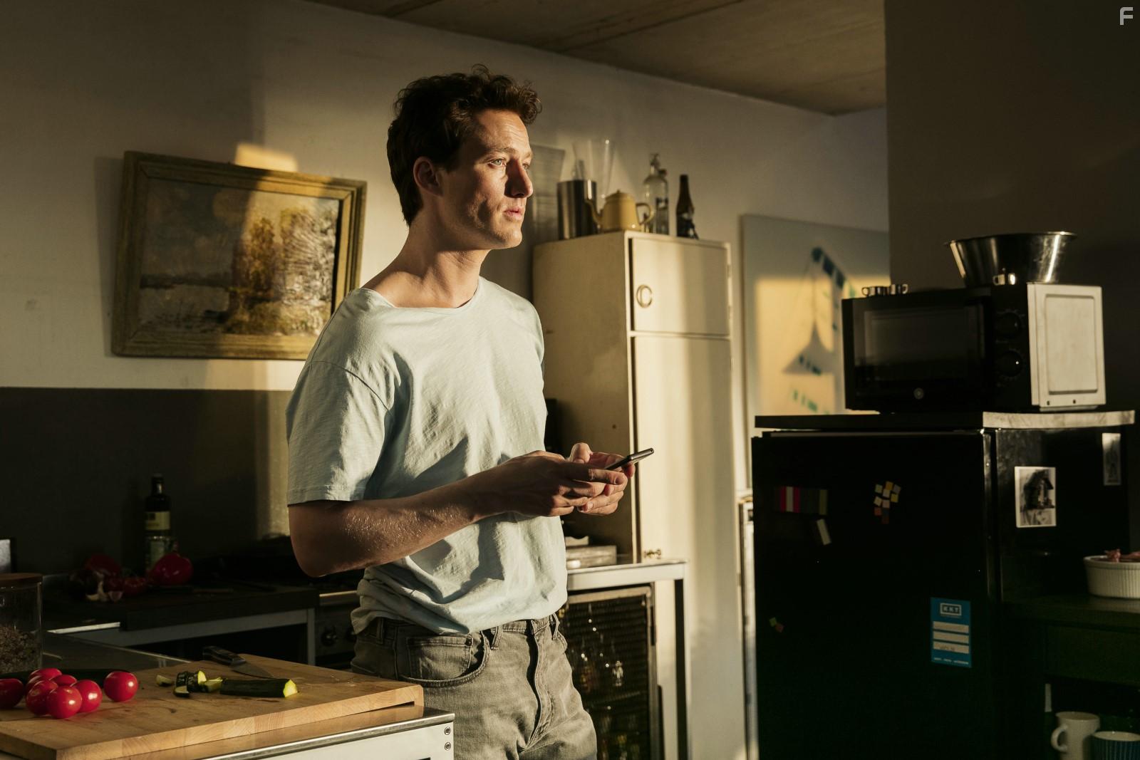 Alexander Fehling in Gut gegen Nordwind (2019)