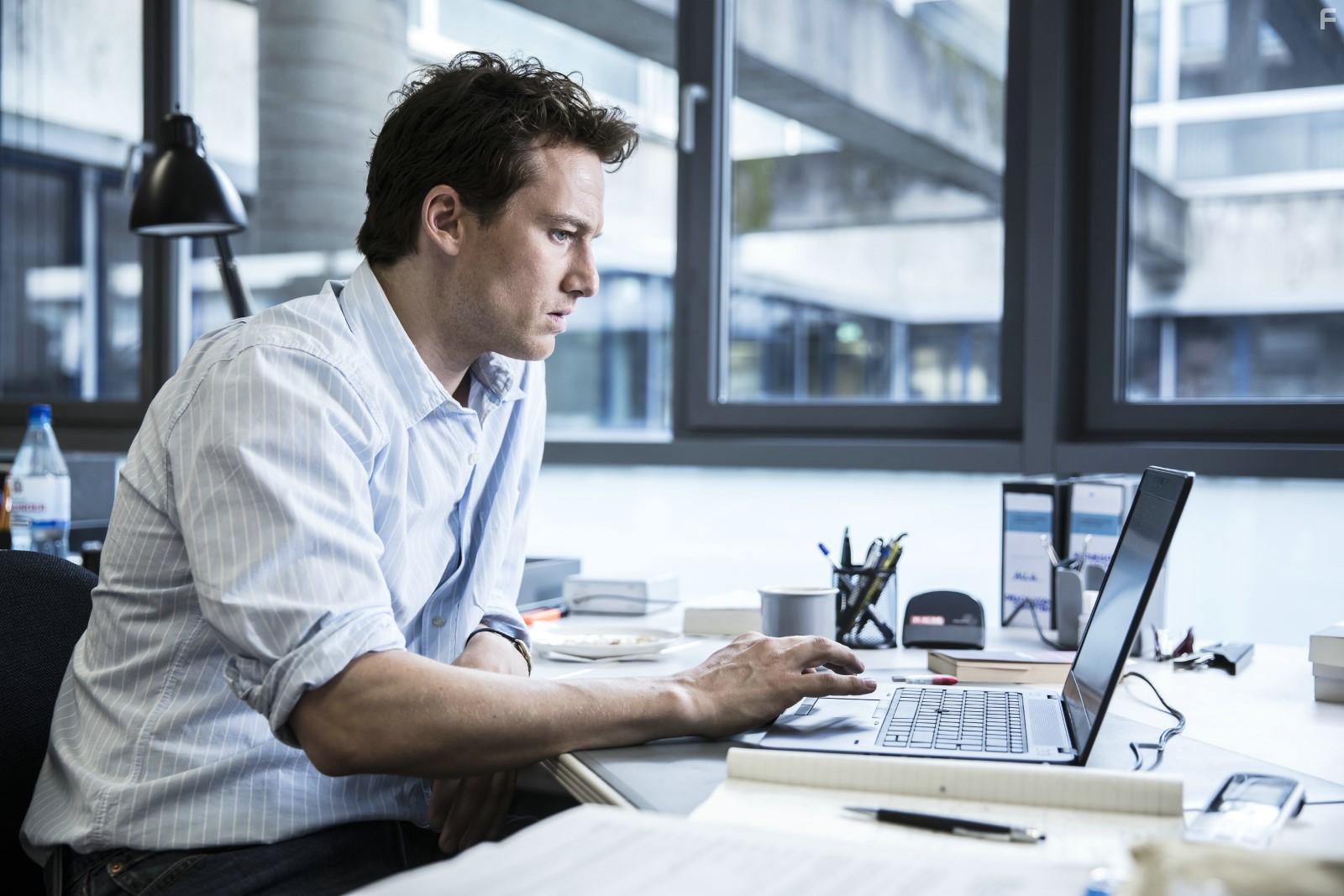 Alexander Fehling in Gut gegen Nordwind (2019)