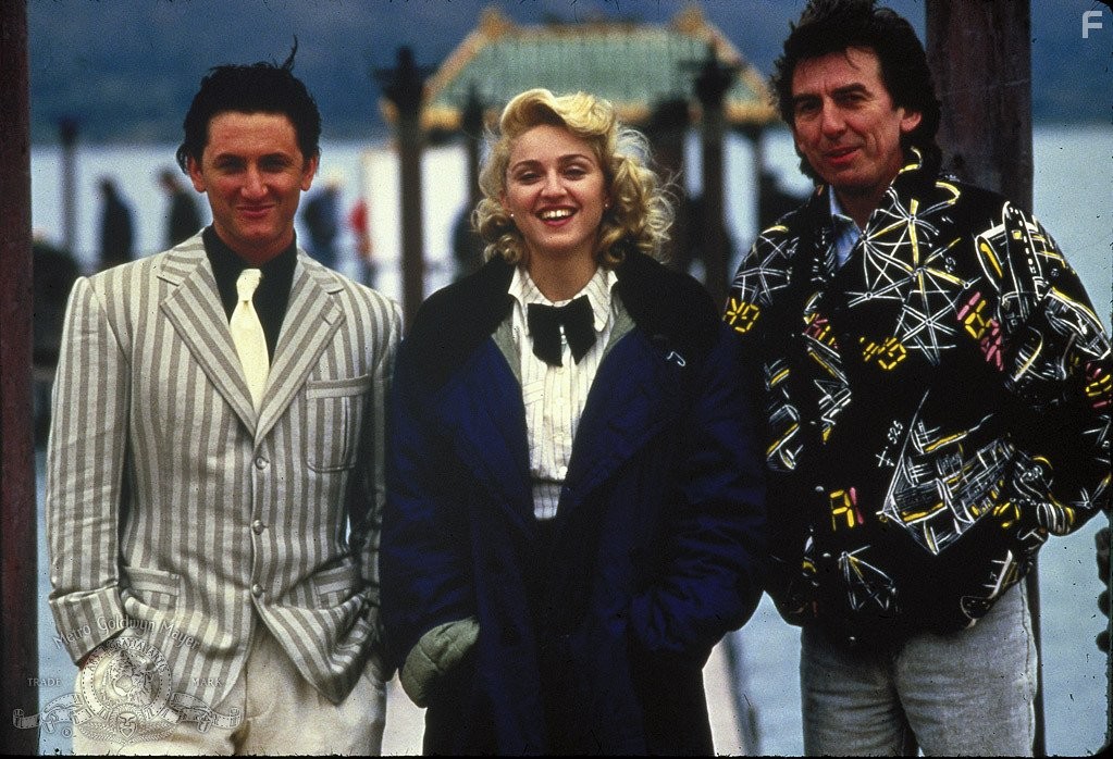 Madonna, Sean Penn, and George Harrison in Шанхайский сюрприз (1986)