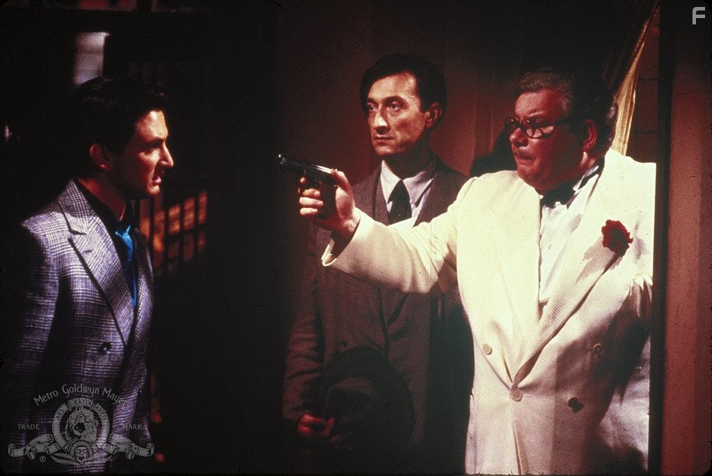 Sean Penn and Richard Griffiths in Шанхайский сюрприз (1986)