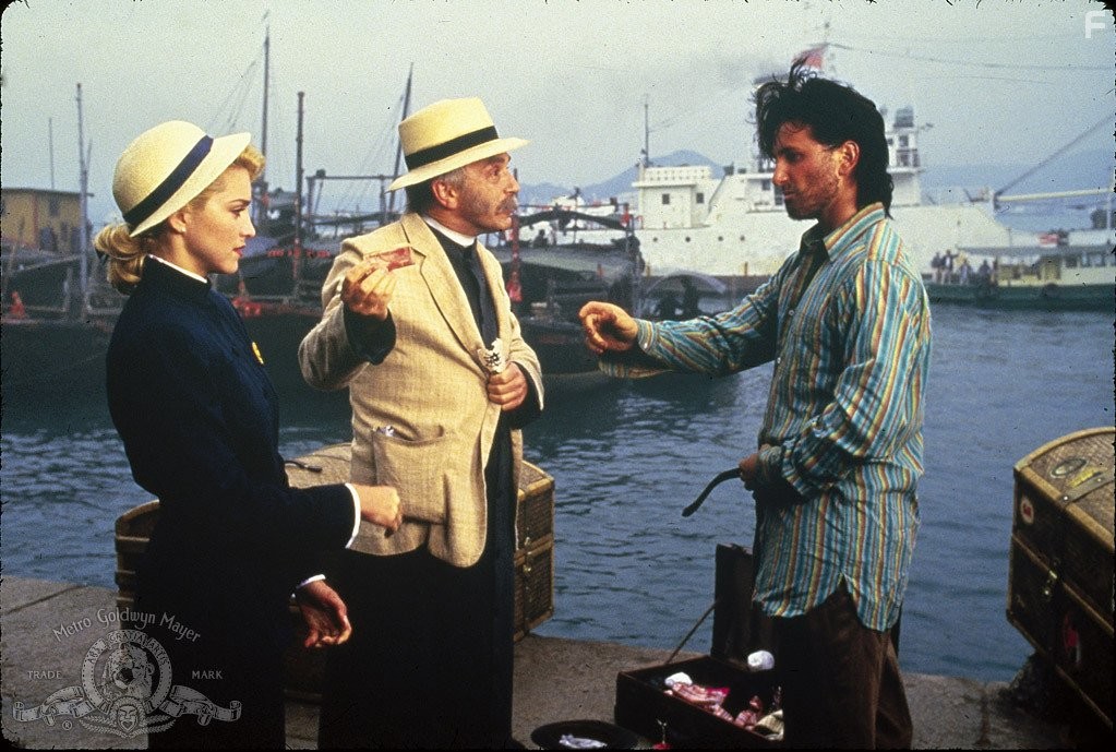 Madonna and Sean Penn in Шанхайский сюрприз (1986)