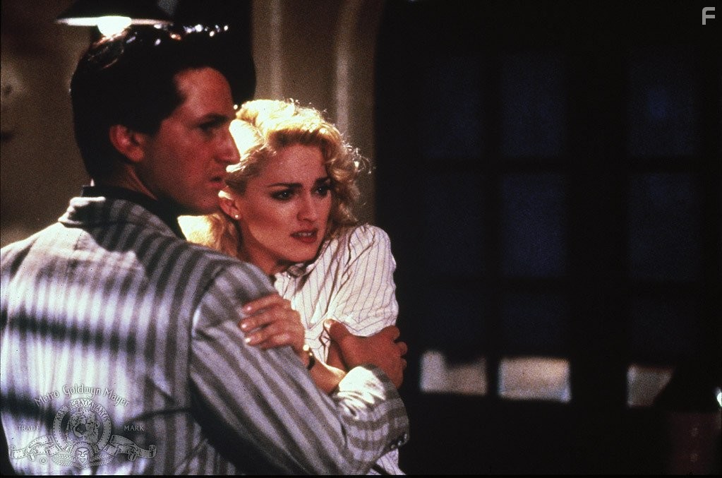 Madonna and Sean Penn in Шанхайский сюрприз (1986)