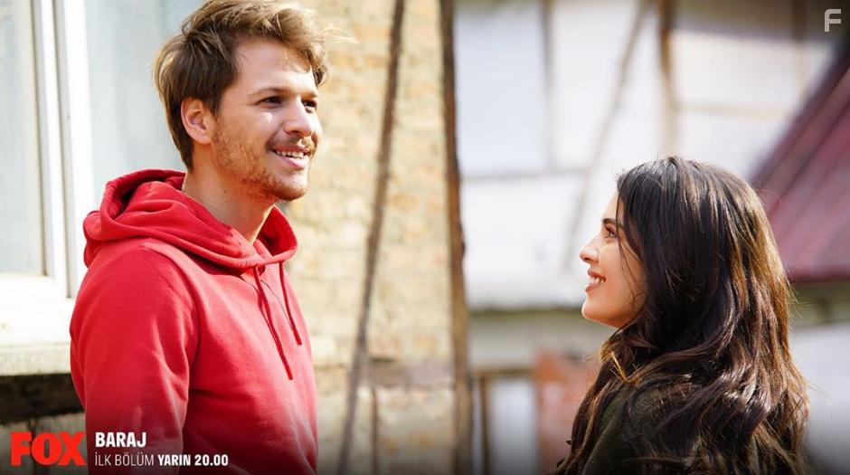 Burak Yrk and Biran Damla Yilmaz in Baraj (2020)