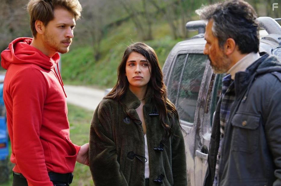 Feyyaz Duman, Burak Yrk, and Biran Damla Yilmaz in Baraj (2020)