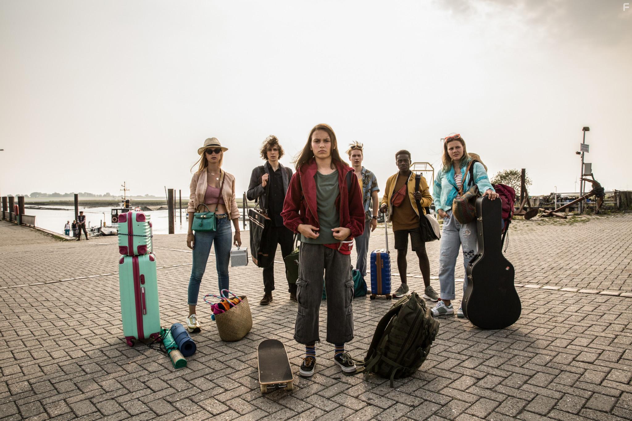 Emma-Katharina Suthe, Lilly Terzic, Luissa Cara Hansen, Benny O.-Arthur, Jascha Baum, and Bjarne Meisel in Get Lucky (2019)