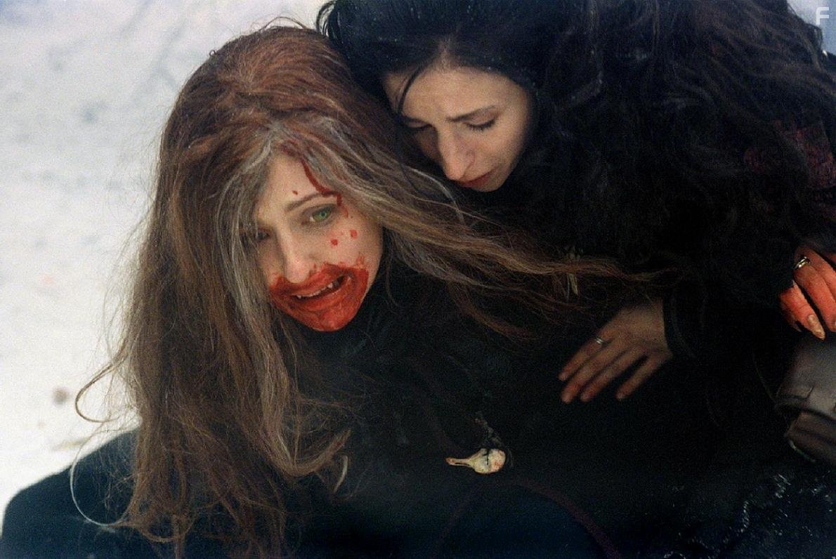 Katharine Isabelle and Emily Perkins in Сестра оборотня (2004)