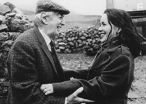 Janeane Garofalo and Milo O'Shea in Сводник (1997)