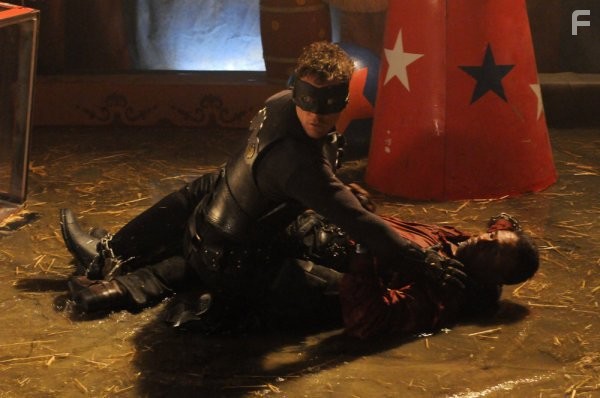 David Lyons in Плащ (2011)