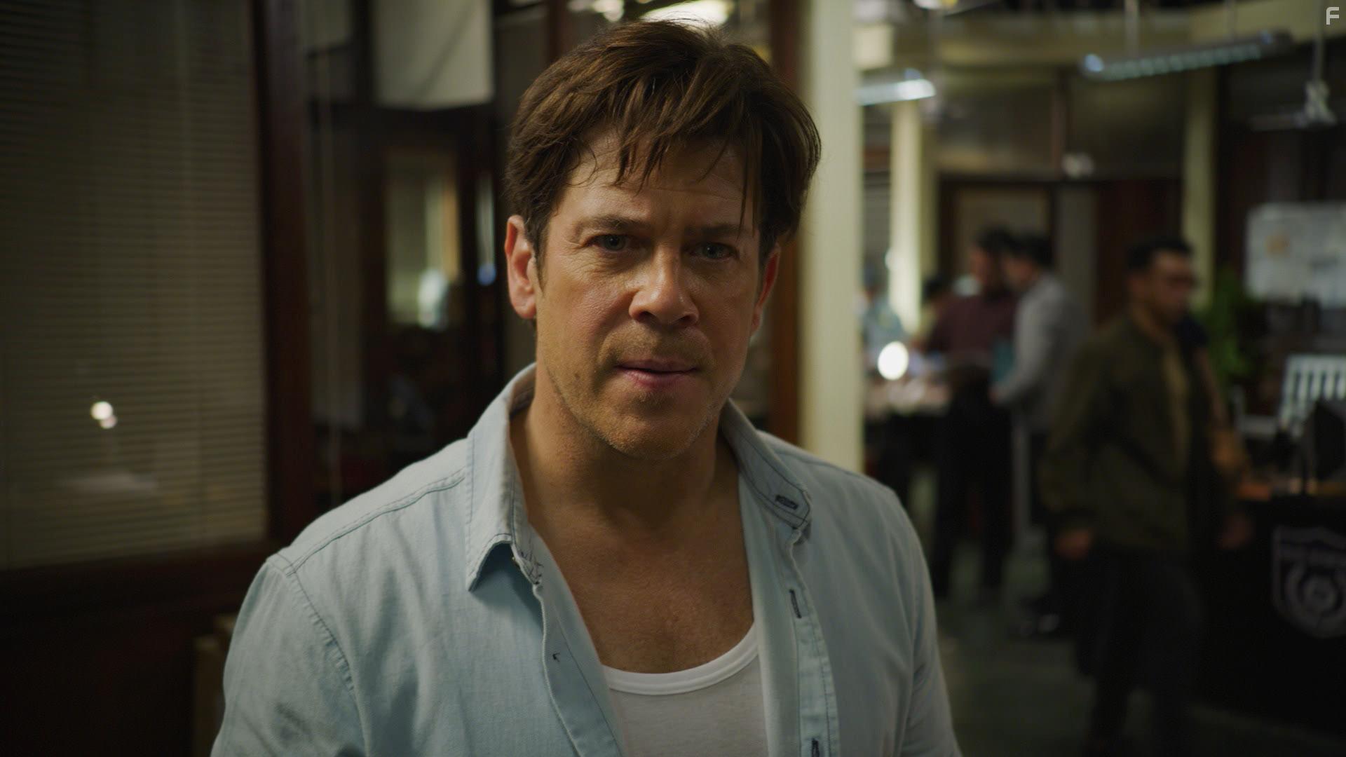 Christian Kane in Almost Paradise (2020)