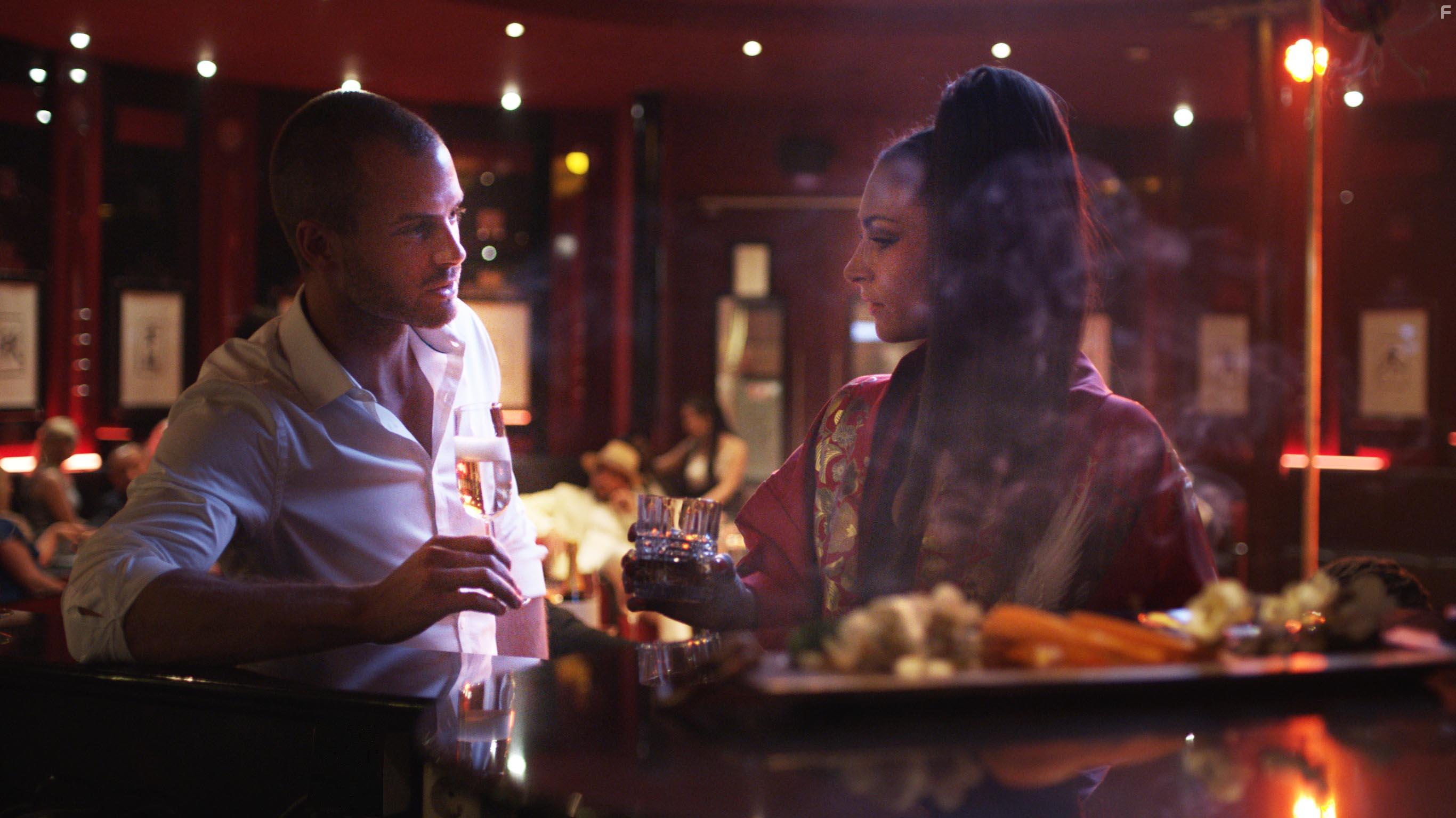 Eva van de Wijdeven and Jim Bakkum in Onze Jongens in Miami (2020)