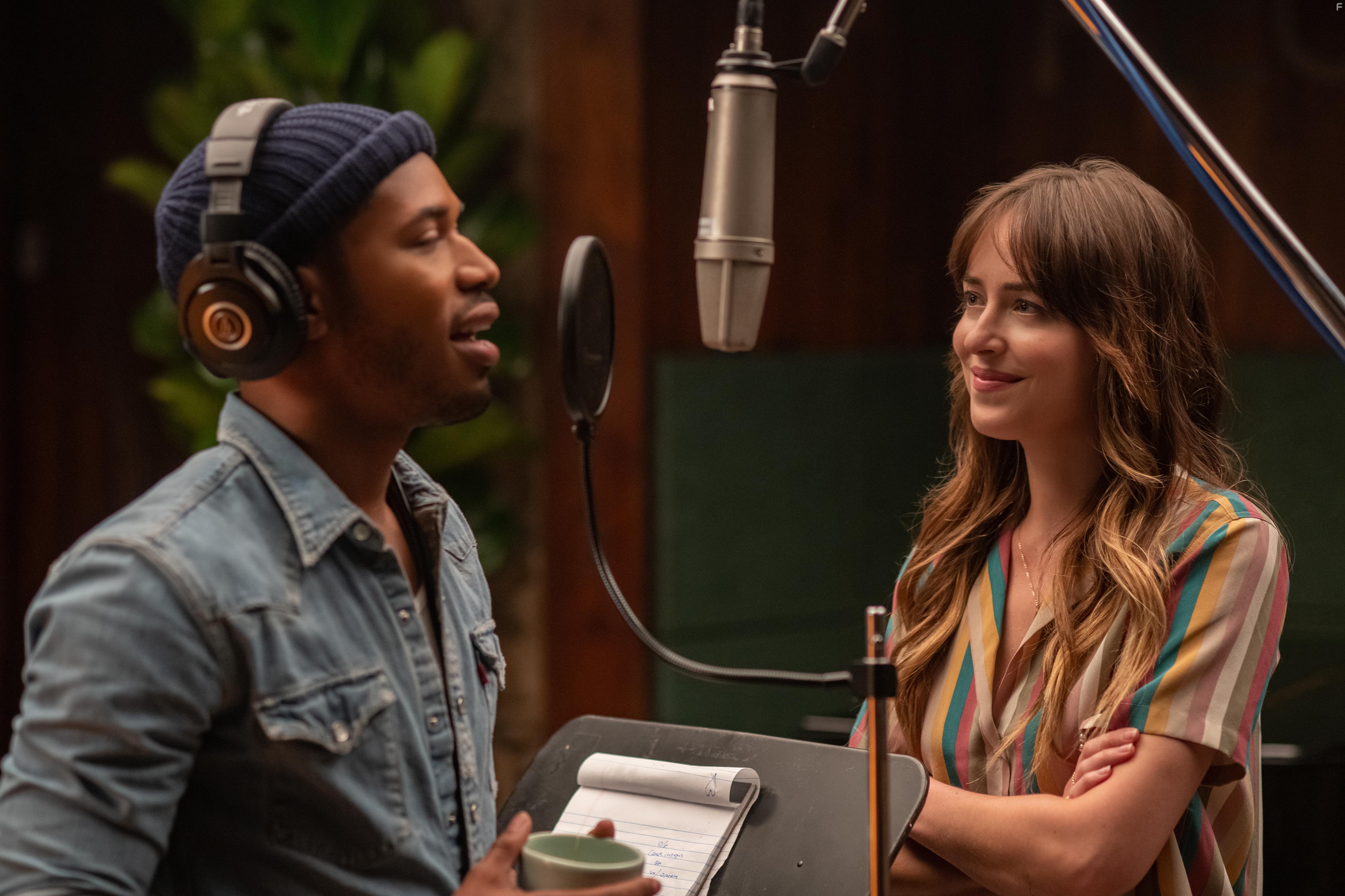 Dakota Johnson and Kelvin Harrison Jr. in The High Note (2020)