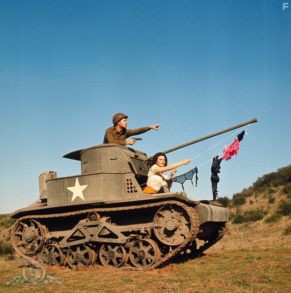 Giovanna Ralli and Dick Shawn in Что ты делал на войне, папа? (1966)