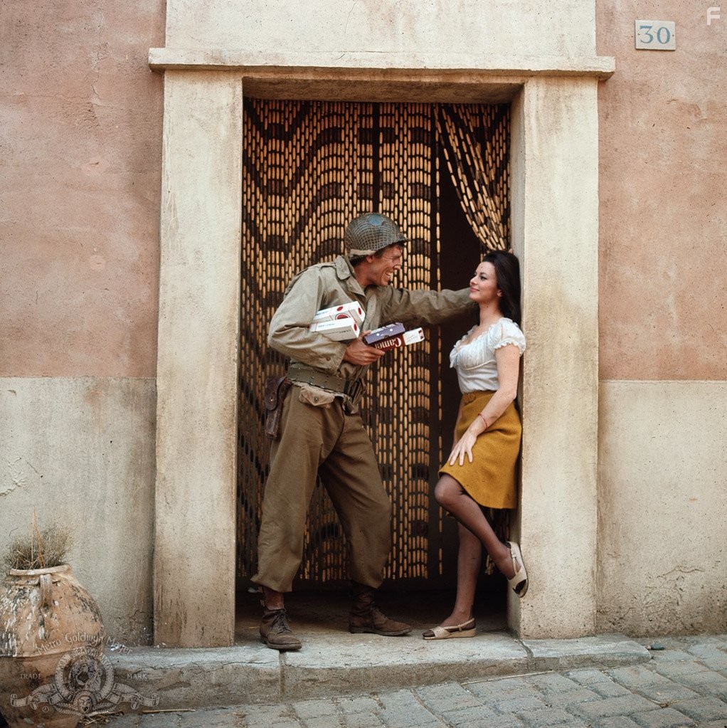 James Coburn and Giovanna Ralli in Что ты делал на войне, папа? (1966)
