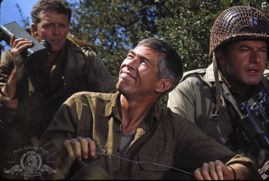 James Coburn in Что ты делал на войне, папа? (1966)
