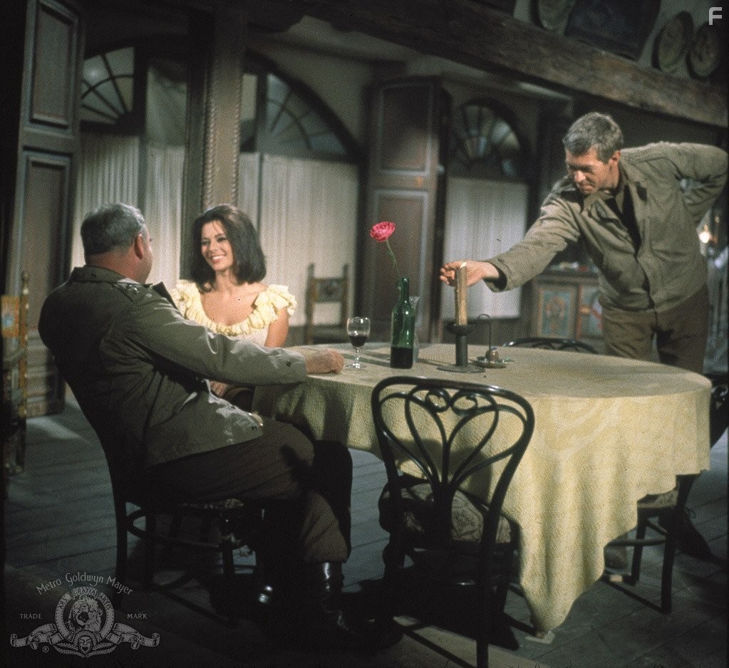 James Coburn and Giovanna Ralli in Что ты делал на войне, папа? (1966)