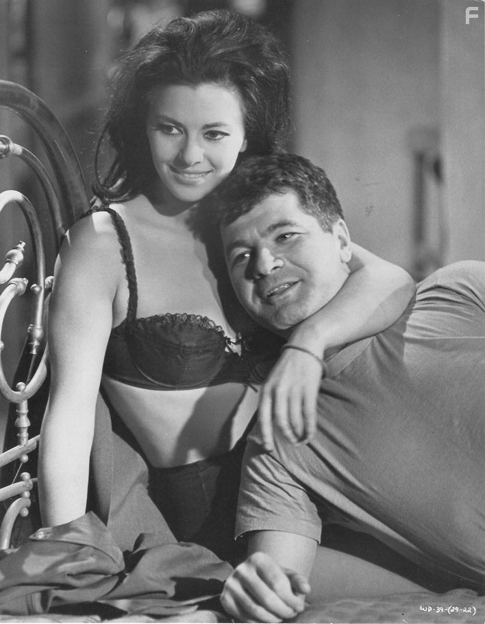 Giovanna Ralli and Dick Shawn in Что ты делал на войне, папа? (1966)