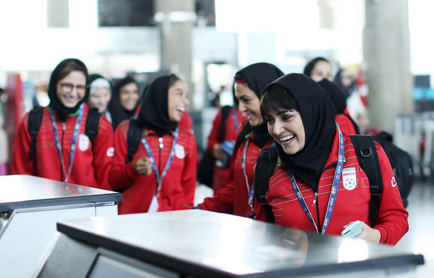 Baran Kosari and Hoda Zeinolabedin in Araghe Sard (2018)