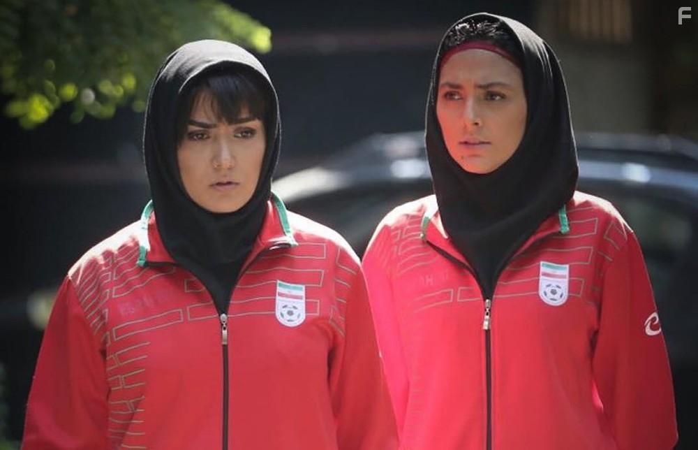 Baran Kosari and Hoda Zeinolabedin in Araghe Sard (2018)