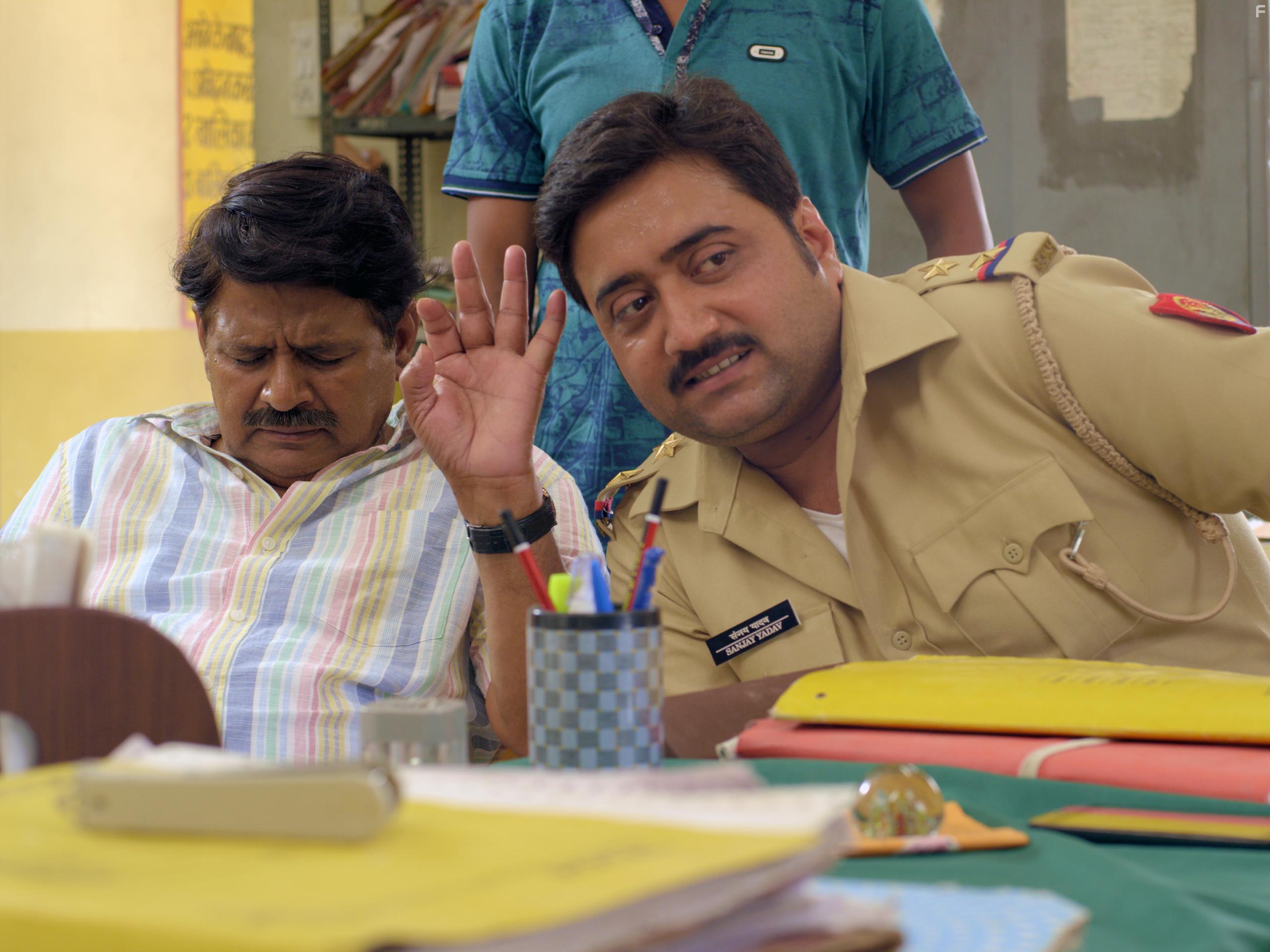 Raghuvir Yadav and Vishwanath Chatterjee in Panchayat (2020)