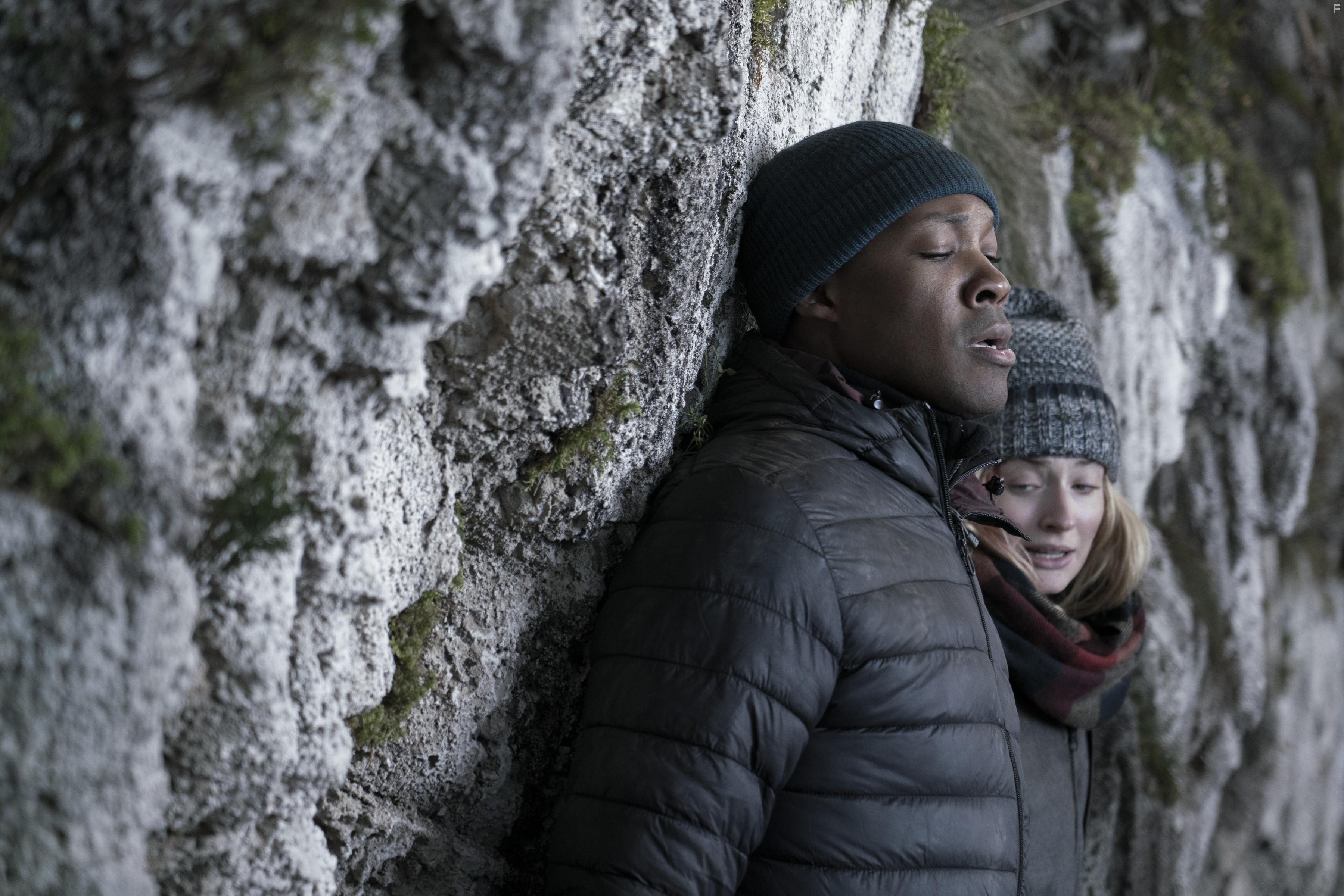 Corey Hawkins and Sophie Turner in Survive (2020)