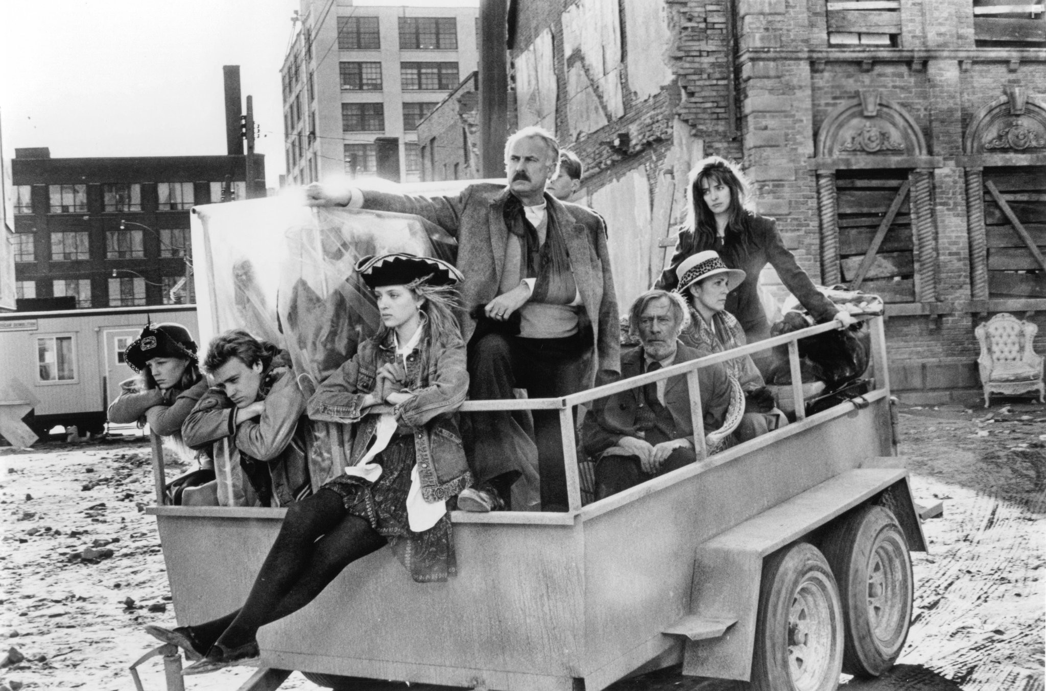 Uma Thurman, Suzy Amis, Joanna Cassidy, Dabney Coleman, Christopher Plummer, David Hewlett, and Sheila Kelley in Where the Heart Is (1990)