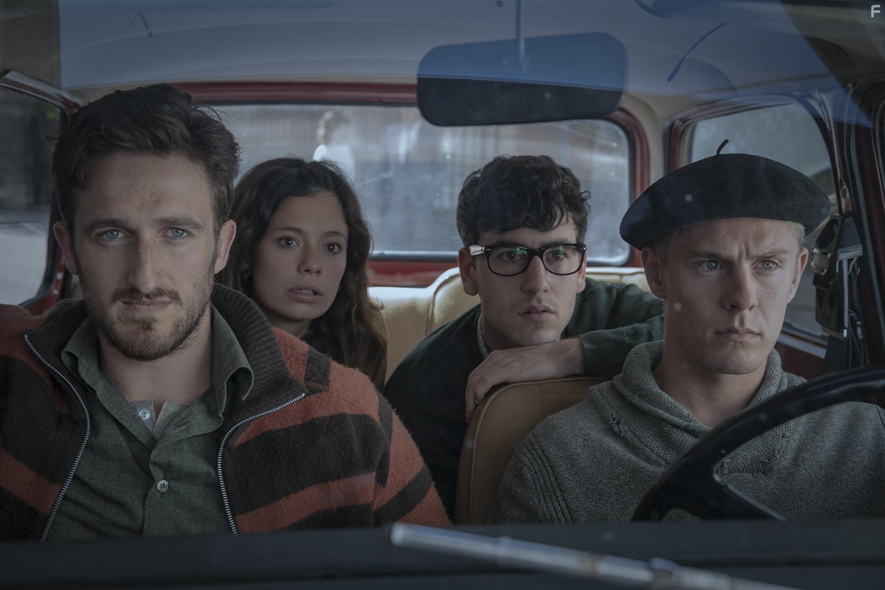 Anna Castillo, Patrick Criado, Joan Amargs, and lex Monner in La lnea invisible (2020)