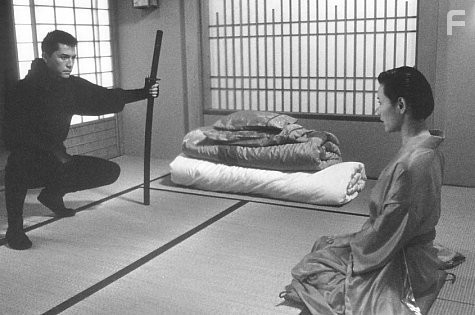 Joan Chen and John Lone in Преследуемый (1995)