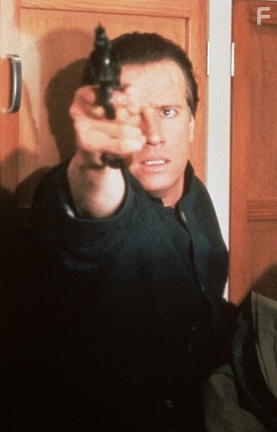 Christopher Lambert in Преследуемый (1995)