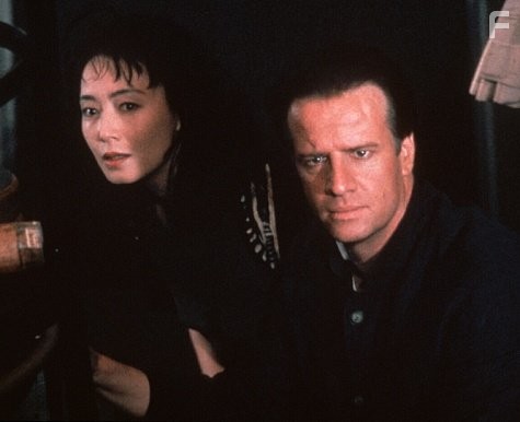 Christopher Lambert and Joan Chen in Преследуемый (1995)