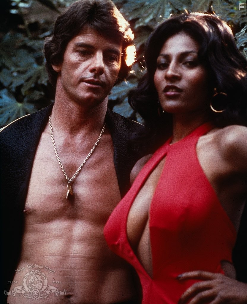 Pam Grier and Peter Brown in Фокси Браун (1974)
