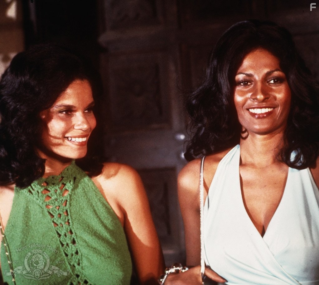 Pam Grier and Juanita Brown in Фокси Браун (1974)