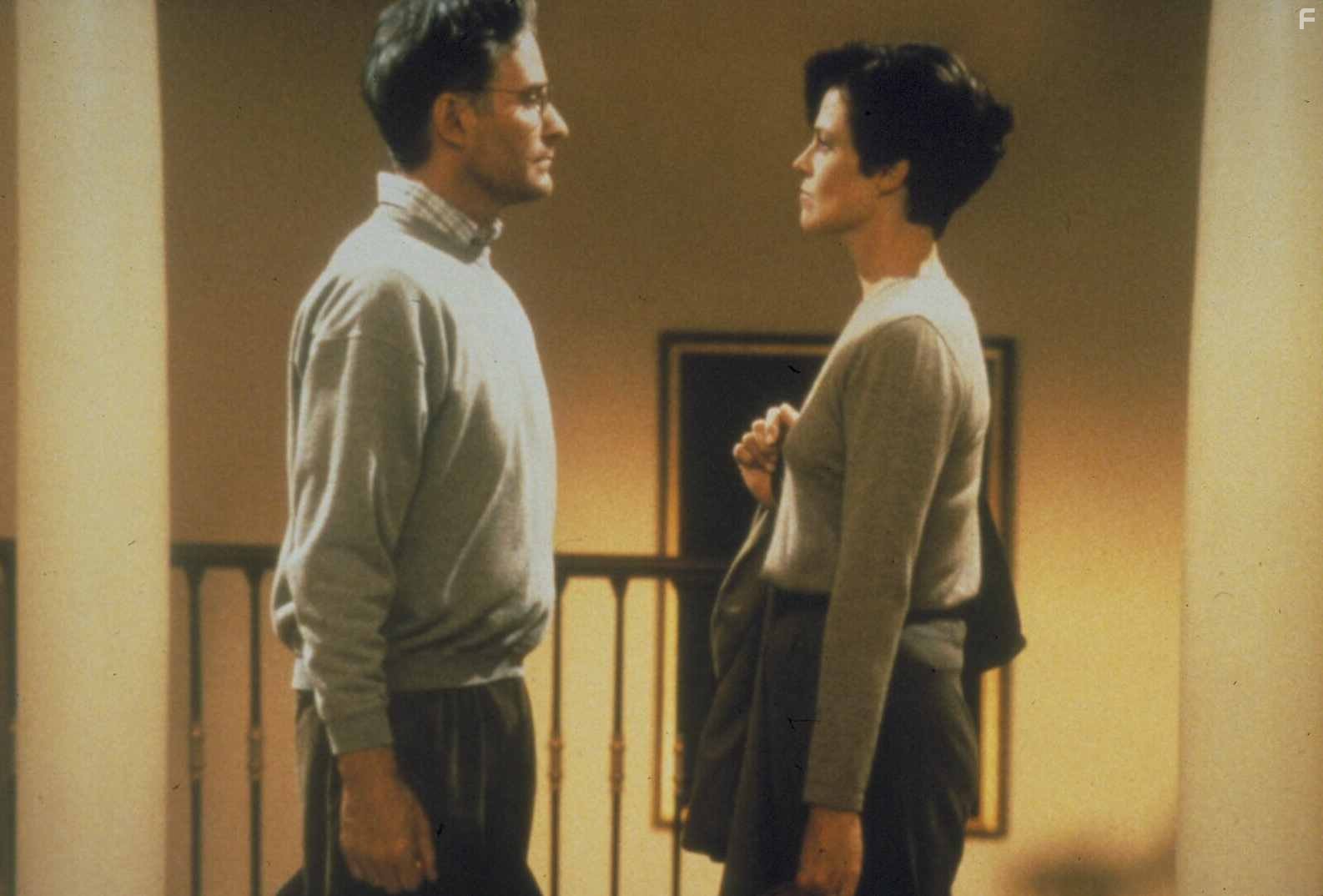 Kevin Kline and Sigourney Weaver in Дейв (1993)