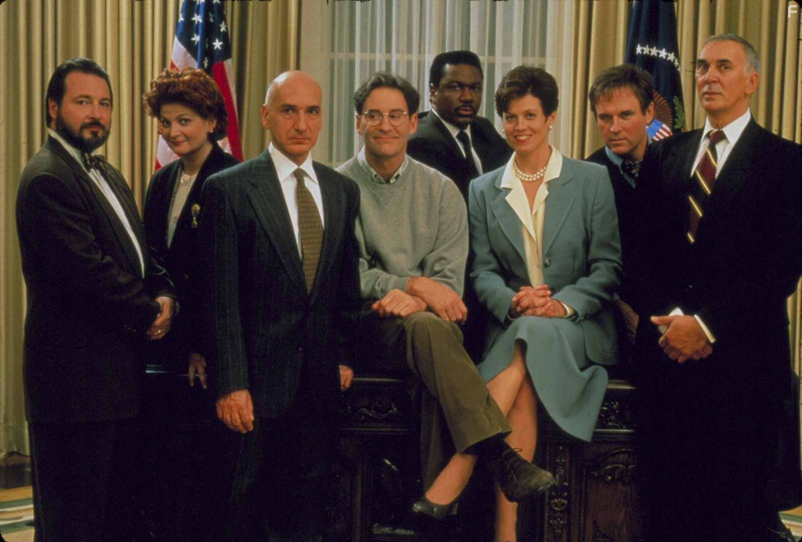 Kevin Kline, Sigourney Weaver, Charles Grodin, Ben Kingsley, Frank Langella, and Kevin Dunn in Дейв (1993)