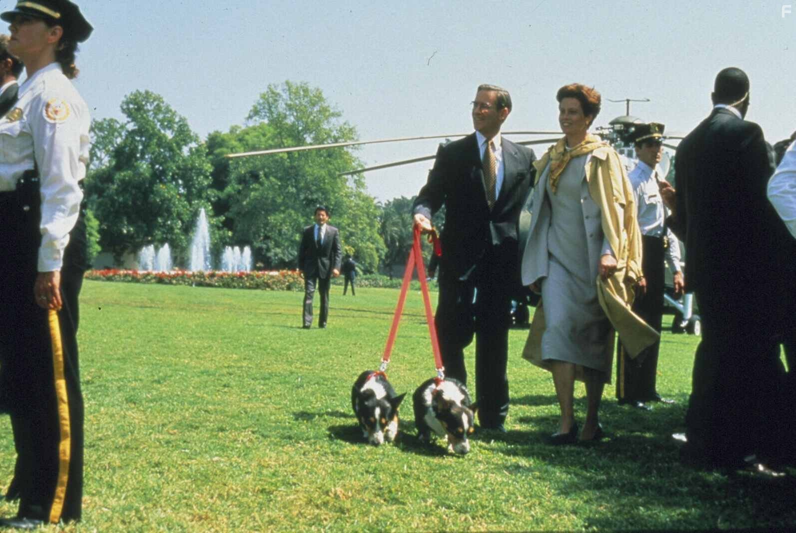 Kevin Kline and Sigourney Weaver in Дейв (1993)