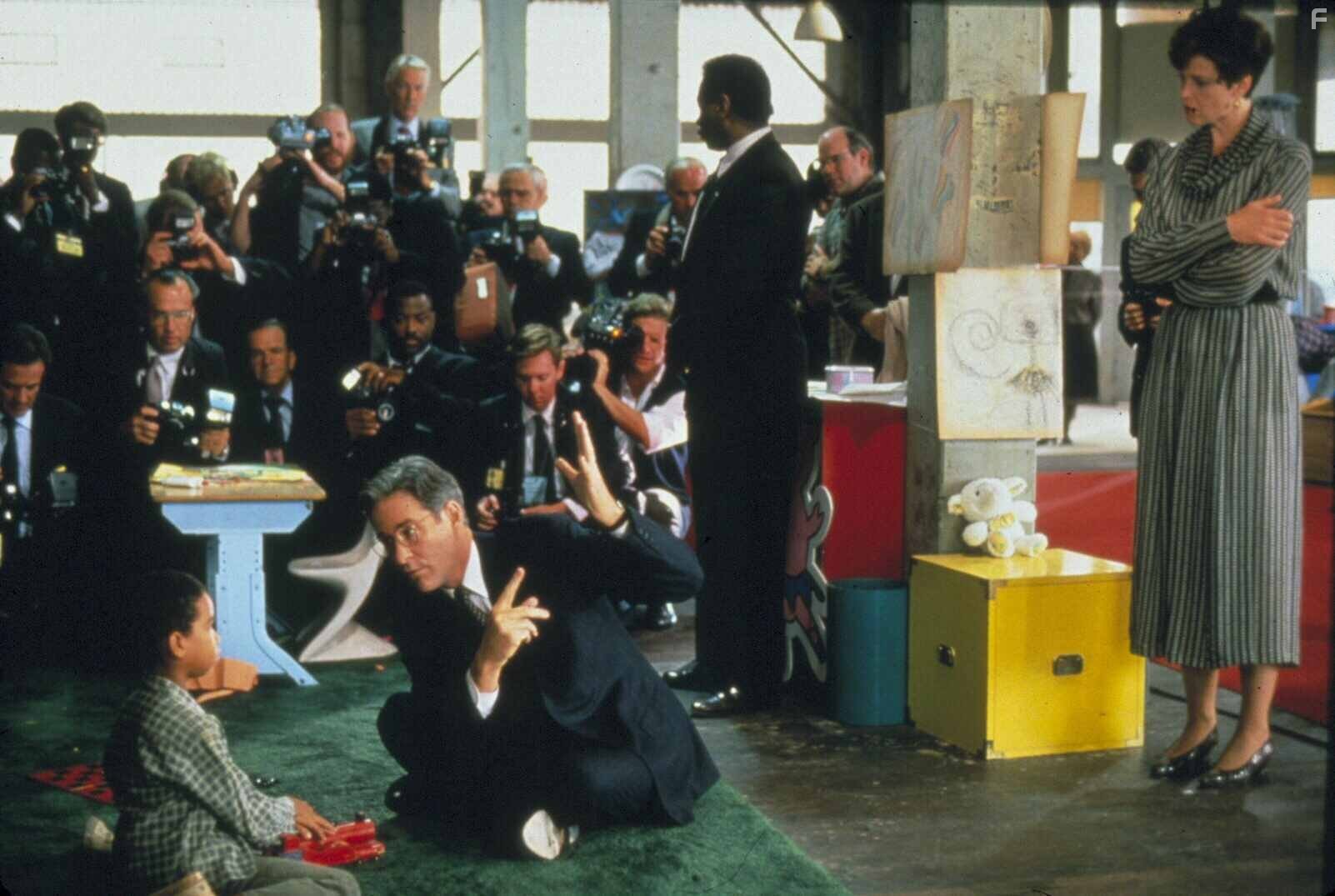 Kevin Kline and Sigourney Weaver in Дейв (1993)