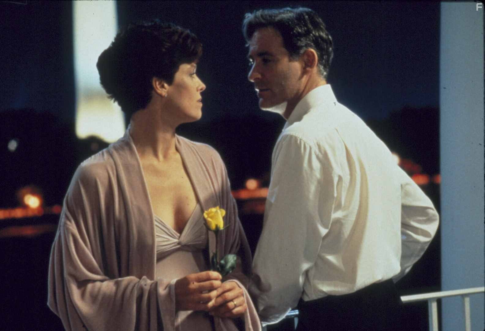 Kevin Kline and Sigourney Weaver in Дейв (1993)