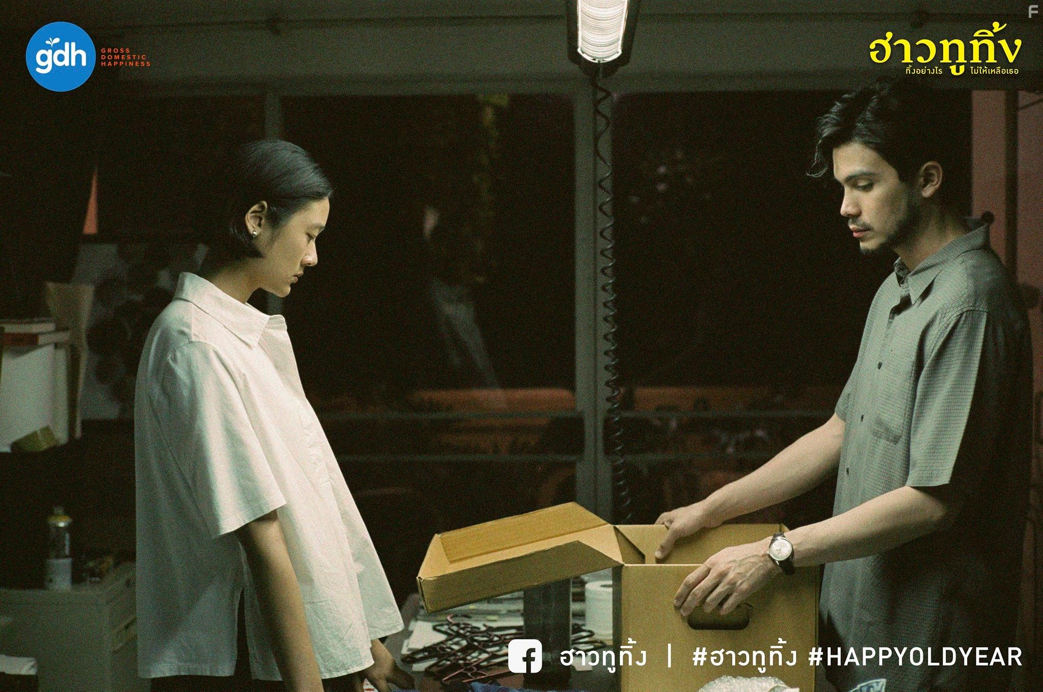 Sunny Suwanmethanont and Chutimon Chuengcharoensukying in Happy Old Year (2019)