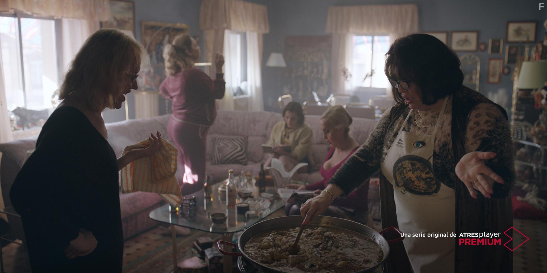 Isabel Torres, Lola Rodrguez, and Paca la Piraa in Veneno (2020)