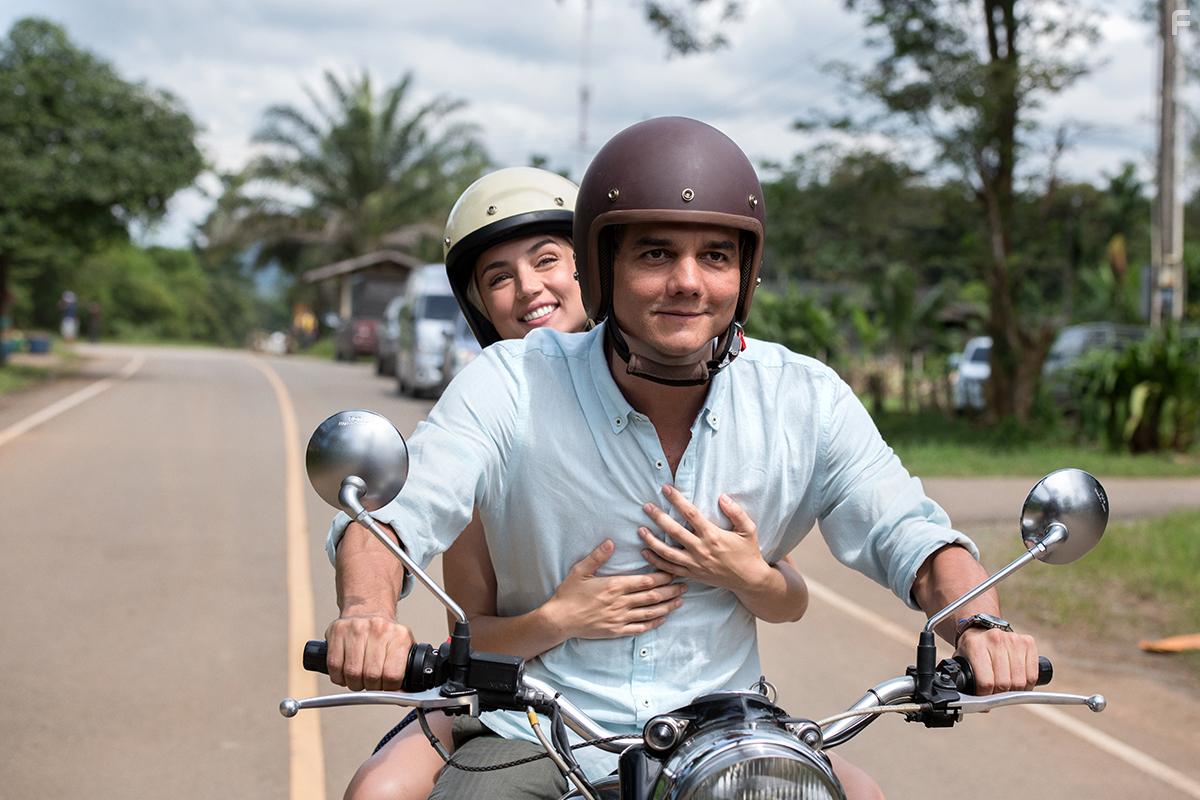 Wagner Moura and Ana de Armas in Sergio (2020)